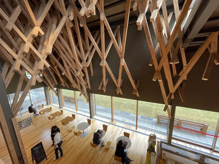 日本建築大師隈研吾為高知縣檮原町設計的雲上圖書館2018年完工，圖書館內有咖啡角落及交流廣場，入館者可自由交談。中央社