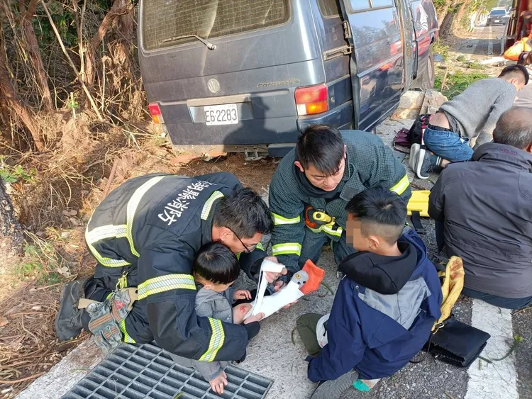 消防人員為受傷的男童包紮。民眾提供