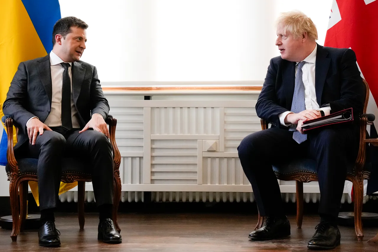 英國前首相強生(右)不受俄羅斯總統普丁威脅,反而成為烏克蘭總統澤連斯基(左)最堅定的支持者之一。法新社資料照片