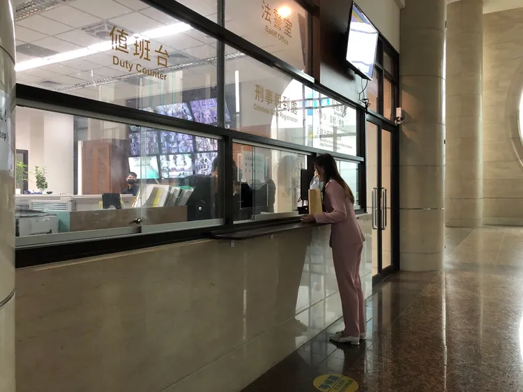 施淑婷到新竹地檢署提交物證。新竹市府提供