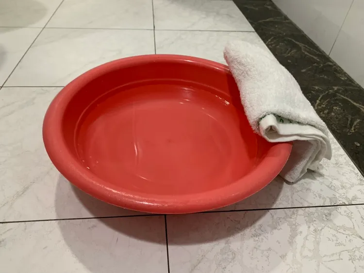 鄞子傑醫師建議痔瘡急性發作的患者，可先採溫水坐浴緩解腫痛不適。吳慧芬攝