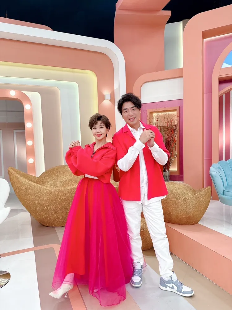 梁赫群（右）、于子育向大家拜年。民視提供