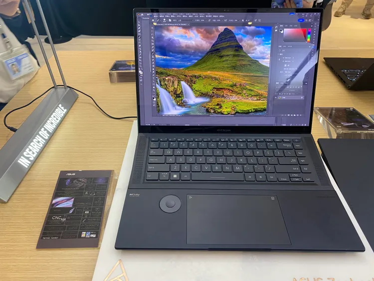 Zenbook Pro 16X OLED採用16:10 3.2K 120Hz OLED HDR NanoEdge觸控螢幕。王雪玲攝