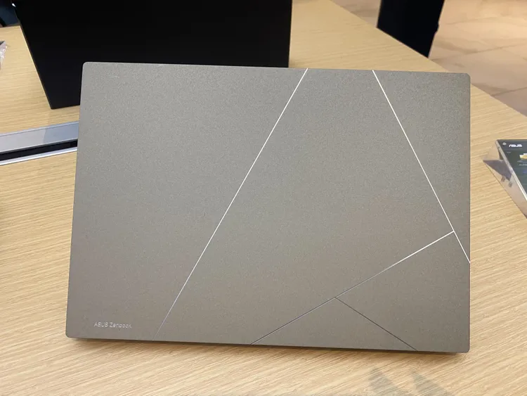 Zenbook 14X OLED 砂岩色版本上蓋採用環保電漿電解氧化 (PEO)塗層技術製成。王雪玲攝