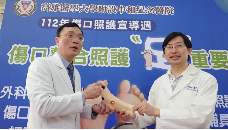 高醫外科部部長郭耀仁(左)及內科部副部長許栢超出席傷口整合照護，『足』重要」宣導活動。讀者提供