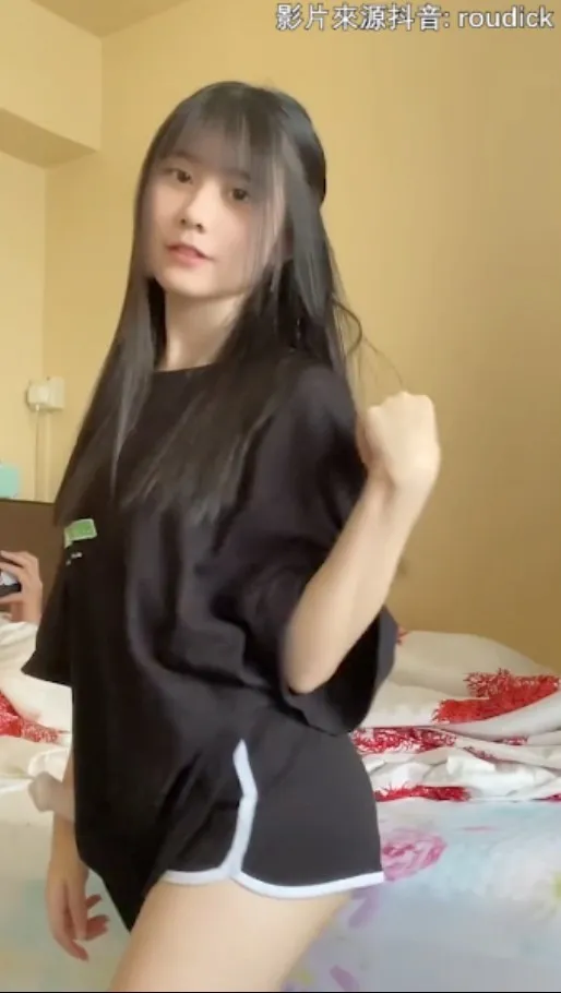 第一次就能擺出這麼到位的Pose實在不簡單！「熟能生巧」，只要肯勤加練習，有朝一日舞步就能更精湛了。抖音@roudick 提供