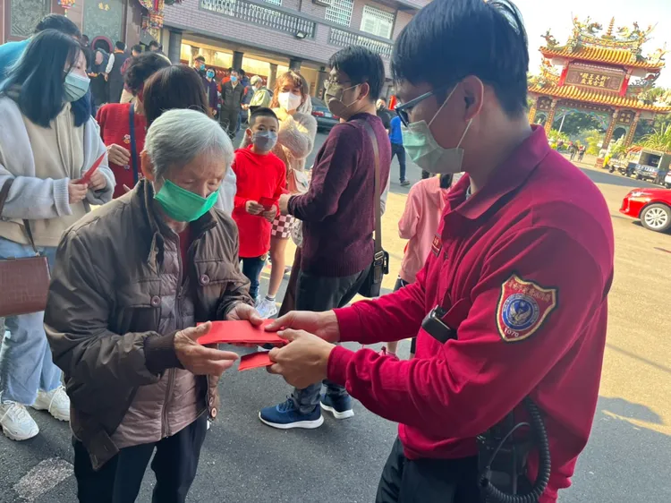 香客紛紛索取。警消提供