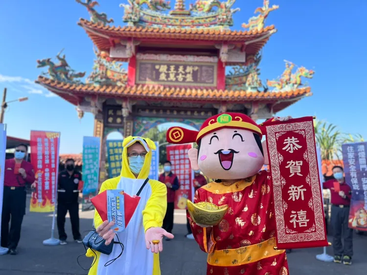 玉井警消至玉井區新天王殿發平安紅包。警消提供