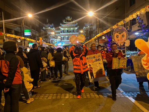 除夕開廟門、初一迎財神 這票紅衣人都在!踩街宣導願無災平安