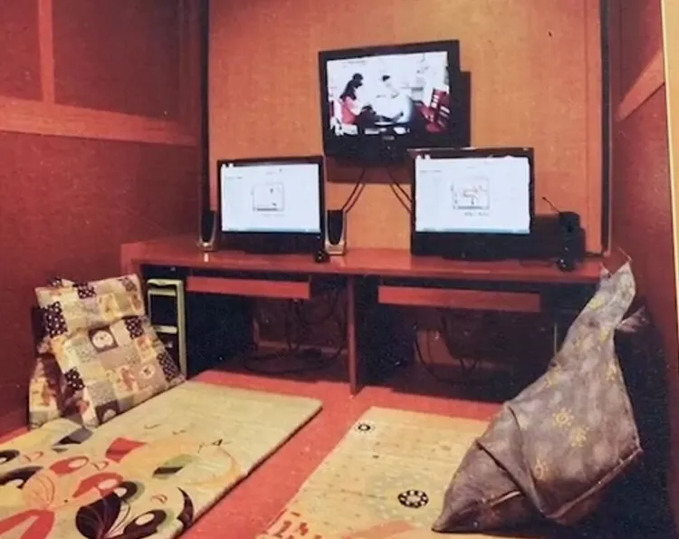 潘女產子的包廂與照片中的包廂格局相同。翻攝網咖官網