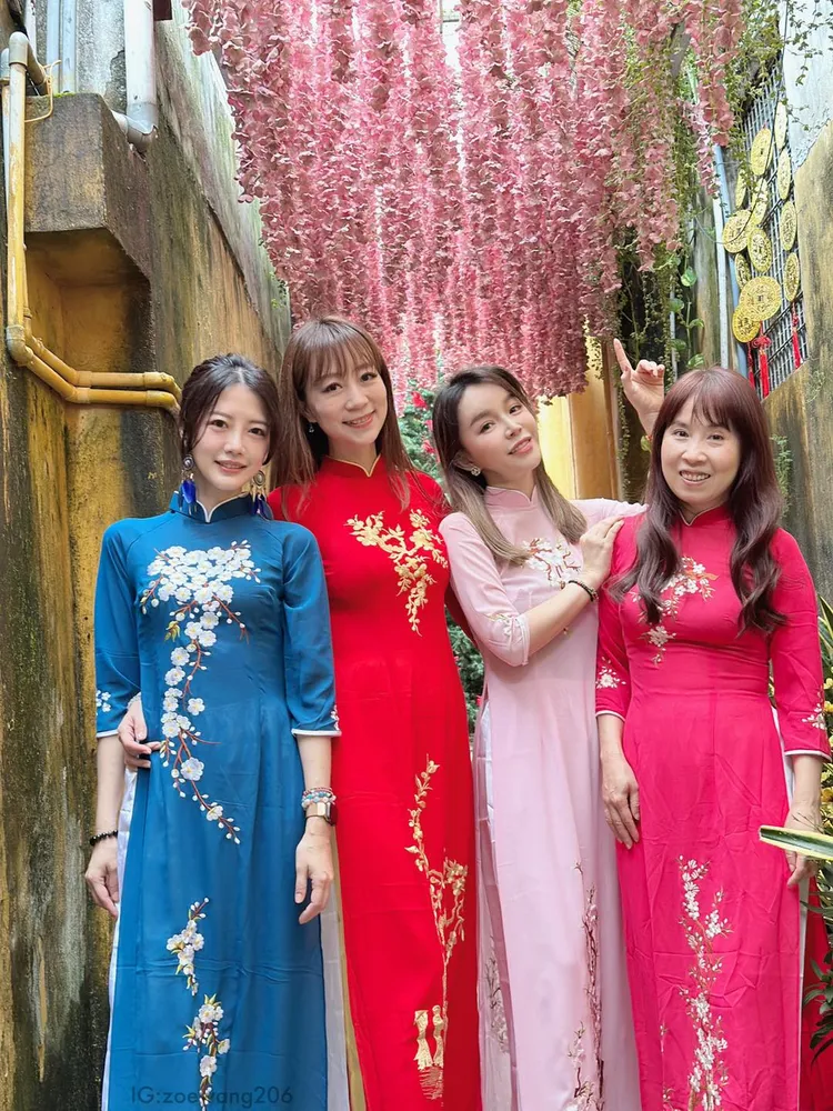 （左起）ZOE王小凡、愛愛Love、崔咪及Dr.Selena穿著易飛網峴港行贈送的傳統服飾奧黛，於會安古鎮街道留下美麗合影。李秀媛提供