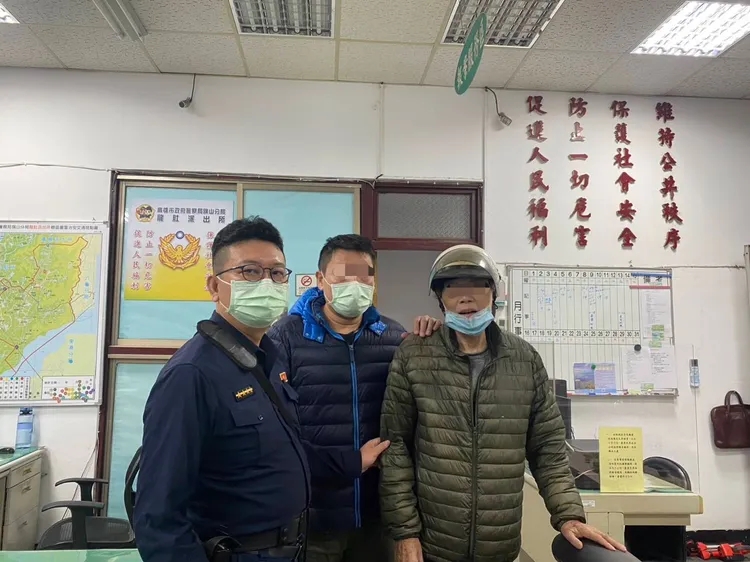台南楊姓老翁路到高雄美濃，警員發現後聯繫家屬。翻攝畫面