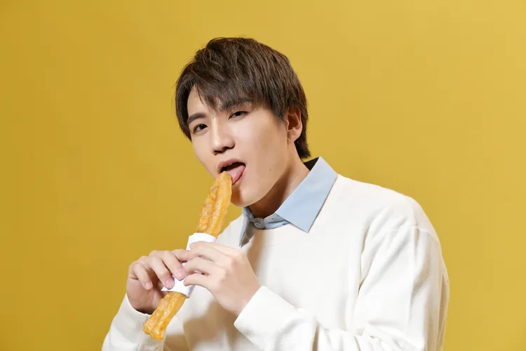 成宮仁拿起油條擺姿勢展現性感。陳郁翔提供