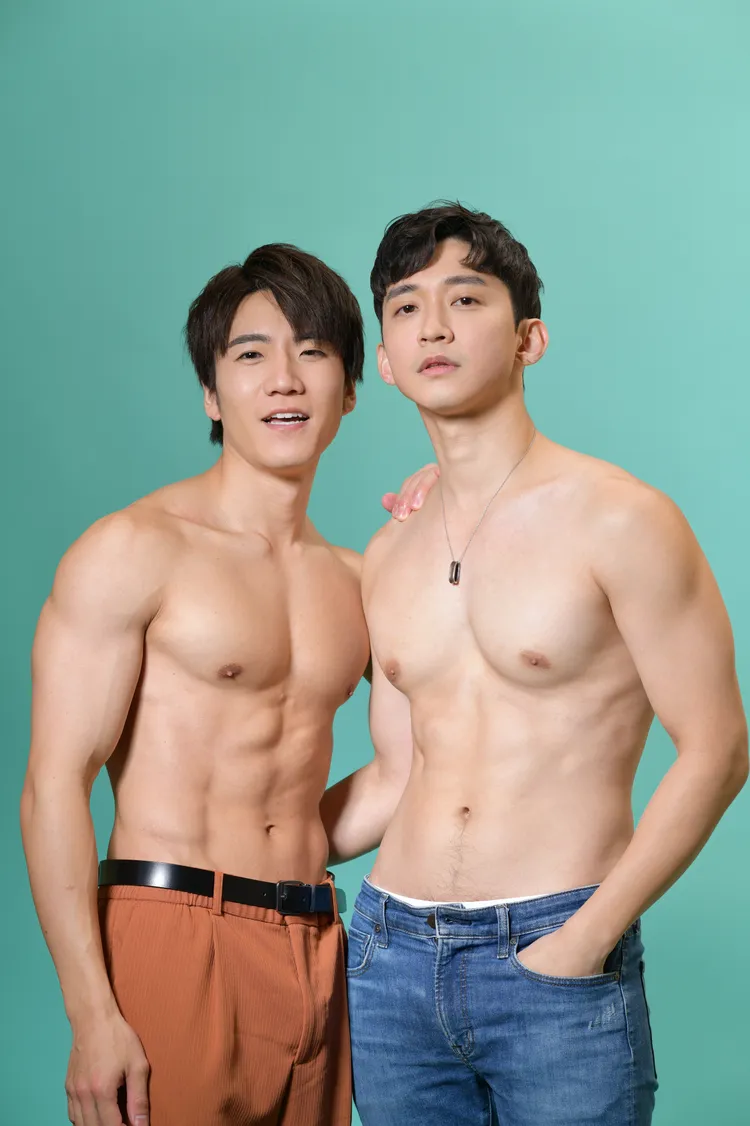 成宮仁（左）、信佐脫光比拚大胸肌。陳郁翔提供