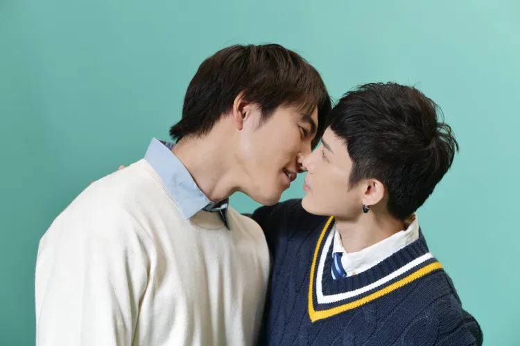 成宮仁（左）借位親吻陳郁翔。陳郁翔提供