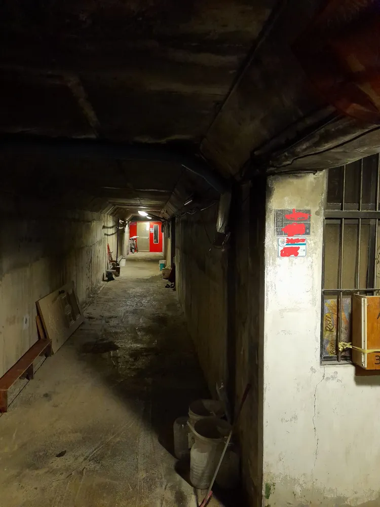 通道走到底，竟有住家大門。翻攝《外送員的奇聞怪事》社團