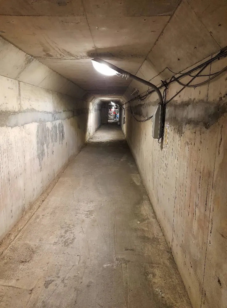 地點位於馬路下方的涵洞，長長的水泥通道，除了路燈外空無一物。翻攝《外送員的奇聞怪事》社團