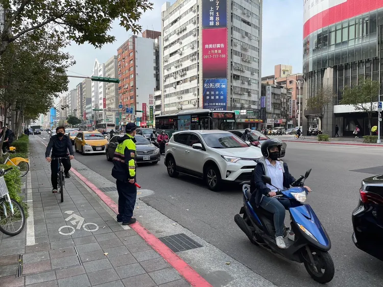 松山警進行交通疏導。翻攝畫面