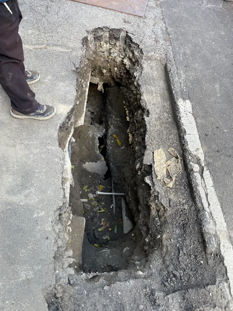 光復北路天坑。翻攝畫面