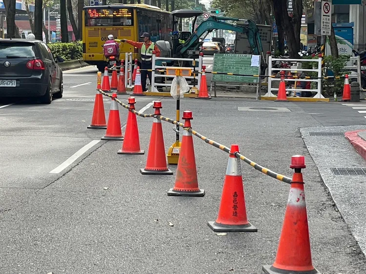 目前工程單位搶修中，車道向內縮減。翻攝畫面