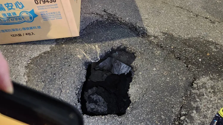 光復北路出現3米深天坑。翻攝畫面