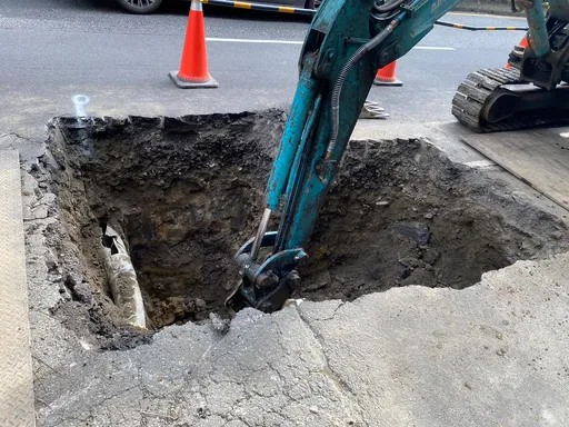 北市光復北路驚見3米「天坑」　工程單位緊急進駐搶修