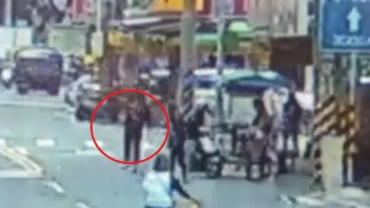 藍男(紅圈處)持斧頭追砍楊男。三重警分局提供