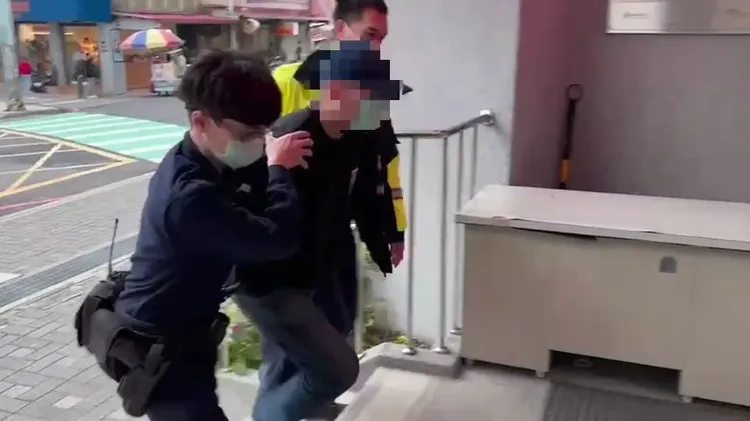 警方將藍男帶回派出所。三重警分局提供