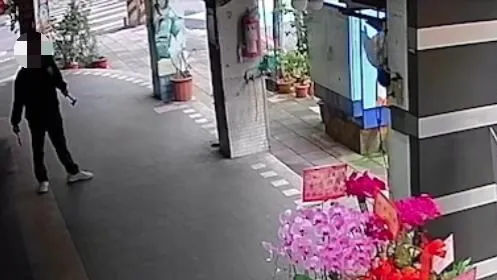 新北男持雙斧街頭追砍路人　秒龜縮！警逮辯「認錯人」