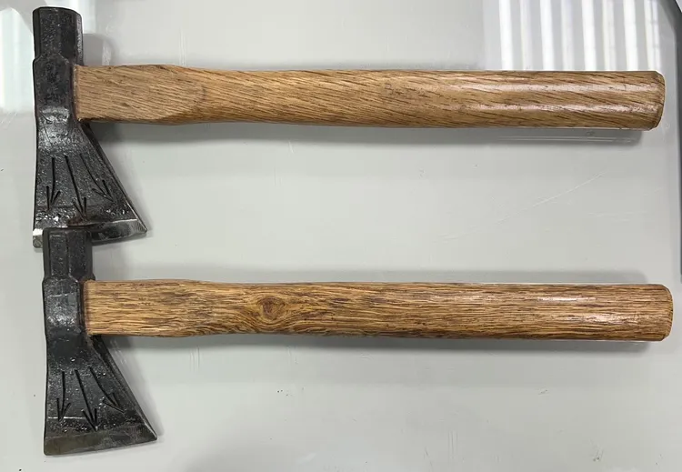 藍姓男子犯案用的斧頭。三重警分局提供