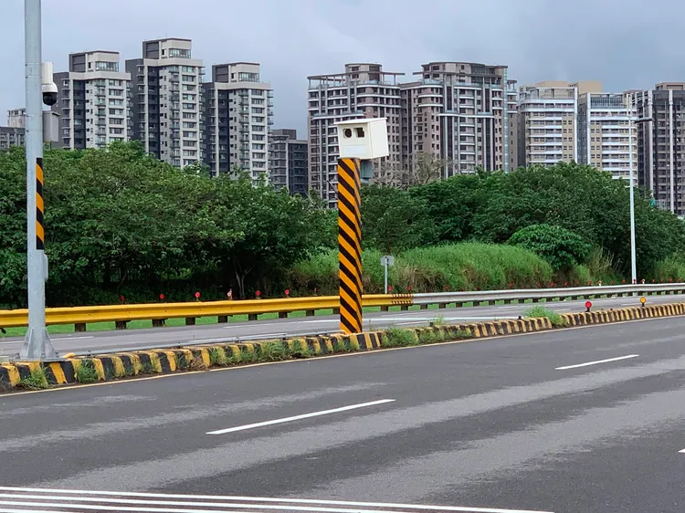 第2名在五股區疏洪一路往蘆洲或新莊方向，共開出1萬471張罰單，累積罰鍰約1200萬元。新北交大提供
