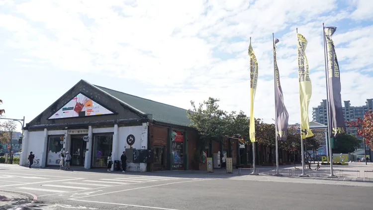 駁二特區為高雄文創商品聚集核心，平假日人潮多，過年時候可能會湧入大量遊客。葉家銘攝