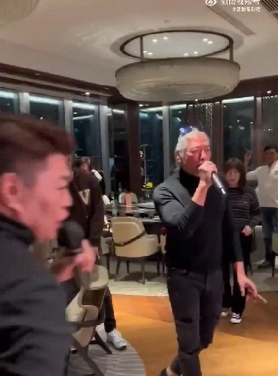 張耀揚（右）穿黑色貼身上衣，身材緊實壯碩。翻攝微博