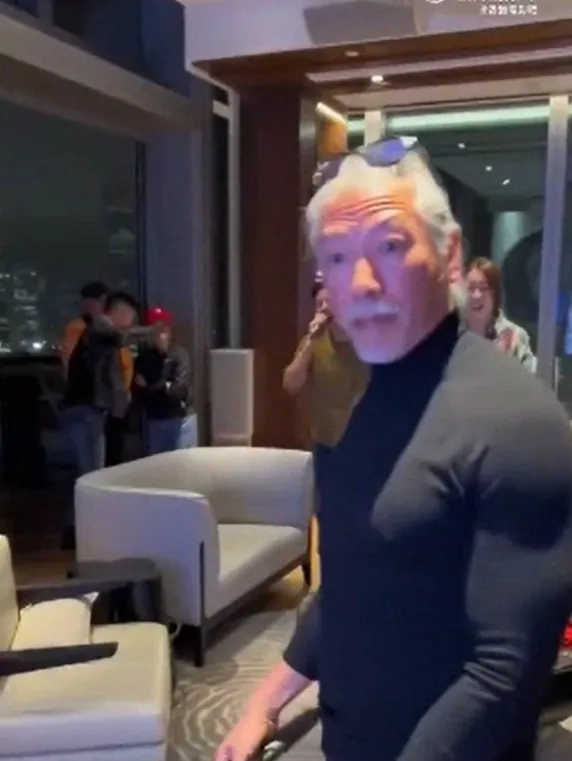 59歲的張耀揚一頭白髮。翻攝微博