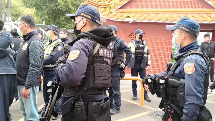 桃園市警局保安大隊警員持長槍在場戒備。桃園警分局提供