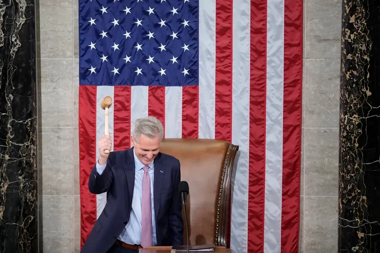 麥卡錫7日站上議長席，開心敲議事槌。美聯社