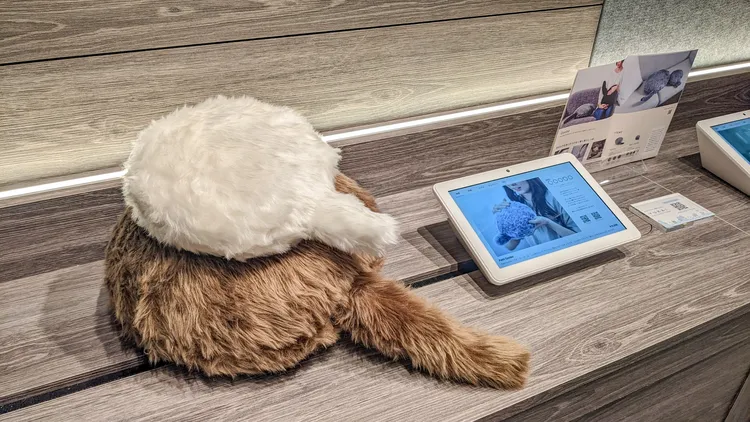 Yukai Engineering曾推出無頭貓尾抱枕，也是走療癒機器人路線。facebook/Yukai Engineering