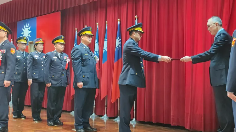 新任淡水分局長陳保緒將誓詞交給副市長謝政達。黃子騰攝