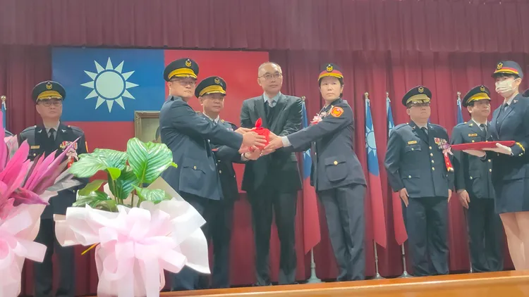 新任金山分局長蔣叔君(右)從新北市副市長謝政達及新北市警察局長廖訓誠手中接過印信。黃子騰攝