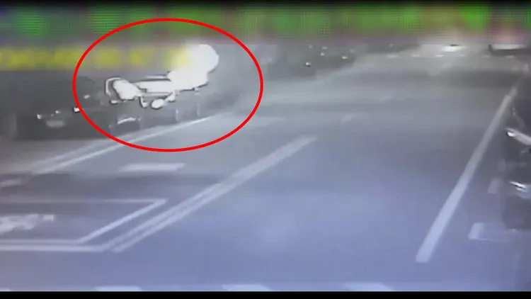 轎車突竄出火光傳出爆炸聲響。翻攝畫面