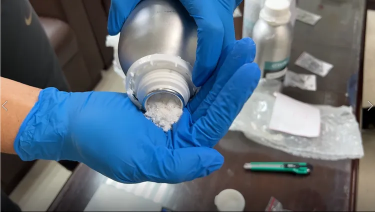 販毒集團將K他命粉末藏在不鏽鋼瓶內。翻攝畫面