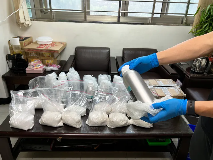警方起獲大量K他命粉末。翻攝畫面