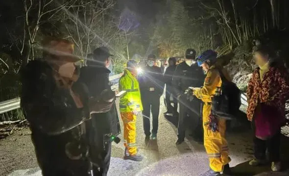 當地動員餘百名人力在零下低溫上山搶救。翻攝微博