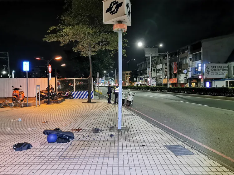 現場殘留機車零件。陸運鋒攝