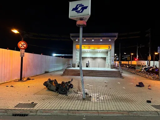 輔大站捷運標誌桿遭撞歪！機車頭全毀、座墊噴飛　34歲工程師頭部重創亡