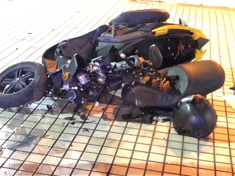 機車嚴重毀損。翻攝畫面