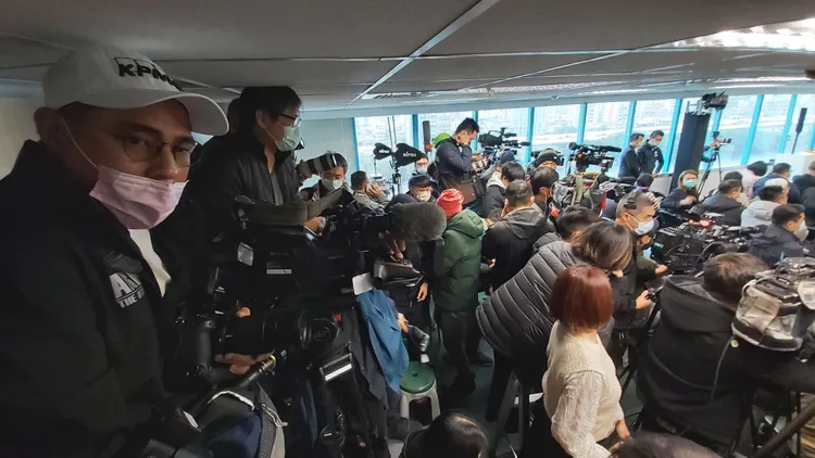現場近百記者擠得水洩不通。莊宗達攝
