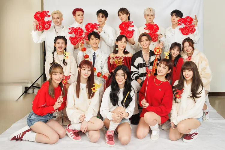 彭佳慧（中排中）、炎亞綸（中排右三）和韋禮安（中排左二）與男團Ozone（後排）、女團PINK FUN團聚一堂。索尼提供