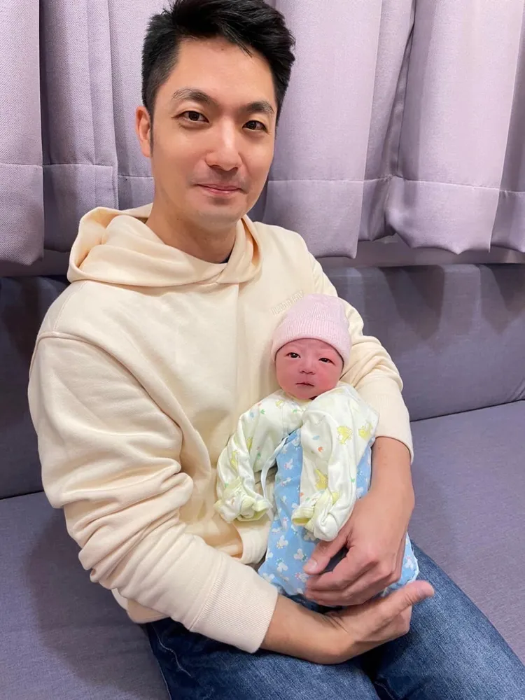 蔣萬安迎來三寶。翻攝自蔣萬安臉書