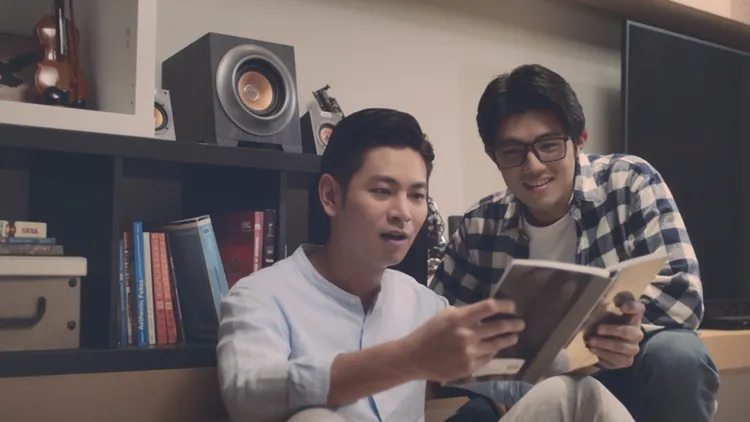 楊子儀（左）與張耀仁劇中談到認識黃姵嘉的經過。公視台語台提供